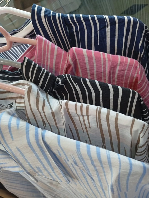 فقط سورمه ای موجود